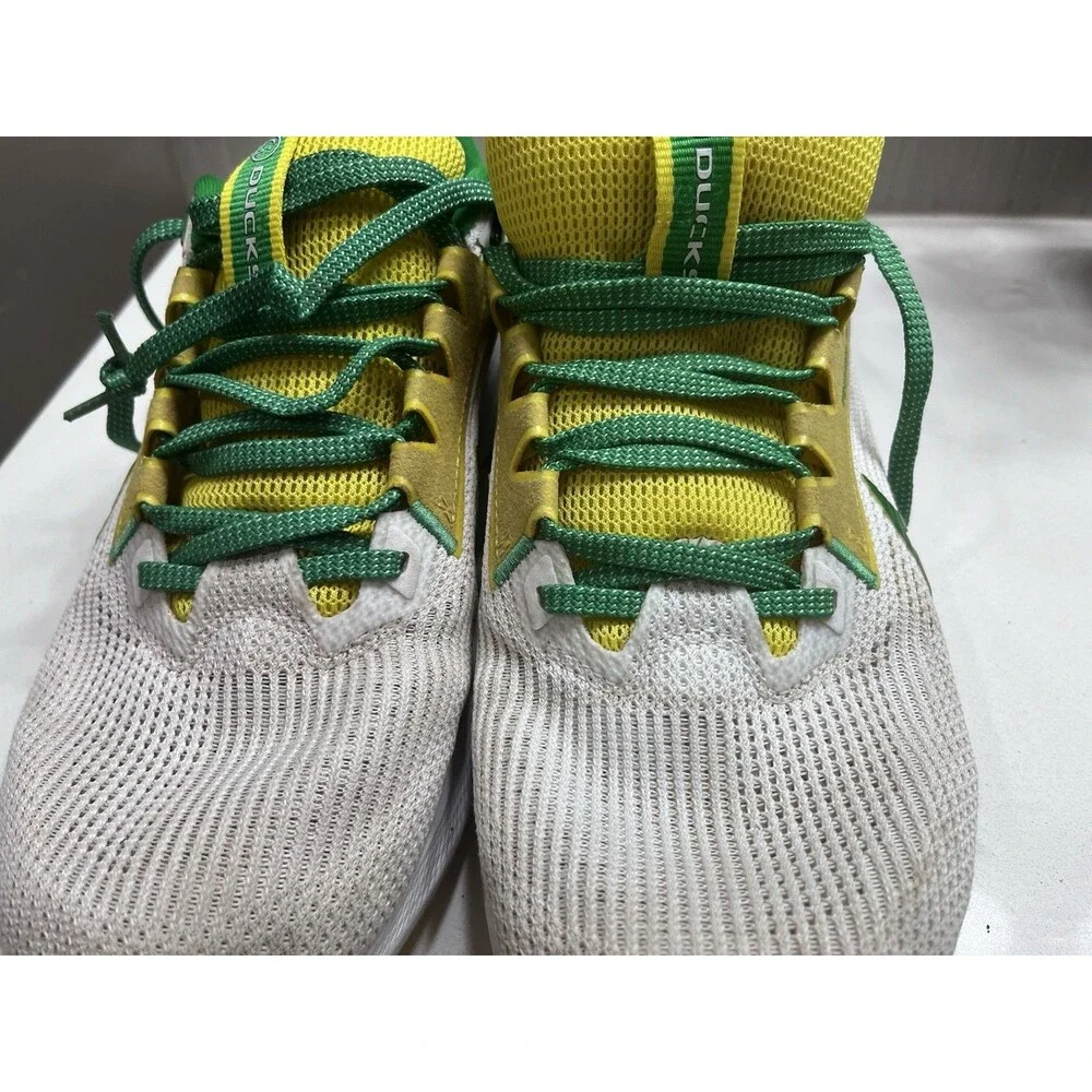Nike Oregon Ducks Zoom Pegasus 40 Running Shoe White Yellow DZ5979-100 Size US 9